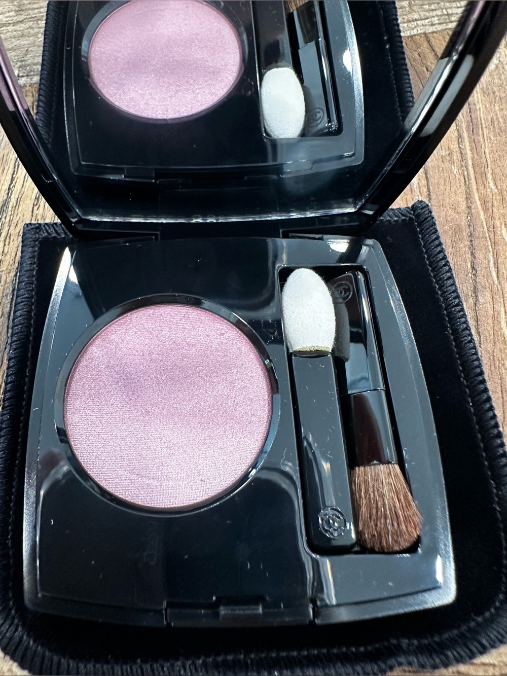 CHANEL Ombre Première Powder Eyeshadow - Black & Gold Packaging - Picture 7 of 8